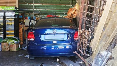 69岁老翁U转误踩油门 轿车失控撞入店面